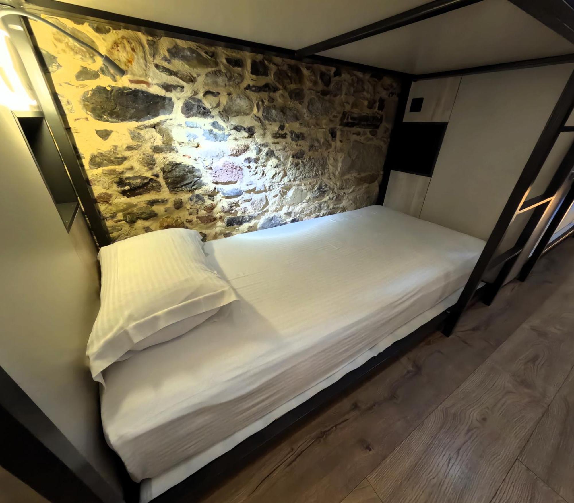 Issa Lesvos Hostel Mytilíni Kültér fotó